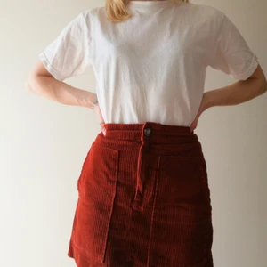 Manchesterkjol - Supernice kjiol i vinröd Manchester och framför allt har den fickor! Jag har sytt in den med resor i ryggen (jag skickar såklart bild om det bes om) men det är inga sömmar som syns utifrån. Använd en del men absolut i gott skick! 