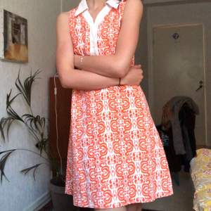 Superfin orange/vit klänning i jättefint skick!!! Köpt secondhand, står ej var den är ifrån :( står storlek 38, men passar även mig som är 34/36