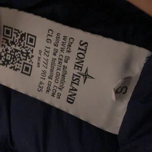 Stone Island väst - Säljer min stone island väst. Den är använd men fläckfri och ren. Den kostade 4000 kr i affären.