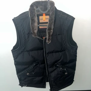 Parajumpers väst - Skicket är 9/10. Använd ett fåtal gånger. Storlek S.