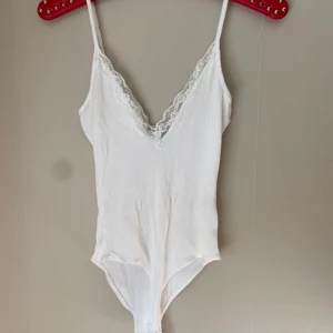 Vit body🤍 - Jätte söt body, utan knäppen undertill. Spets vid v-ringen, från primark. Tyvär för liten för mig