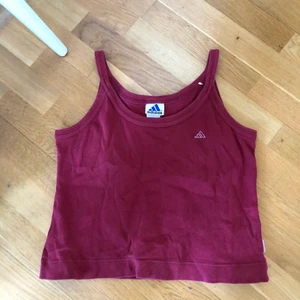 Adidas linne - Ett fint rött linne från adidas. Kan mötas i Stockholm och fraktar! Köpt från plick!