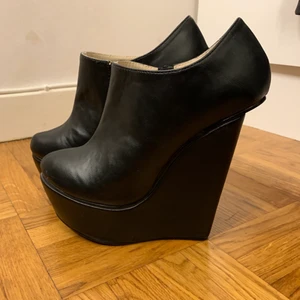 Nly klackskor - Skor ifrån Nelly. Använda 1 gång sen stått på skohyllan. De är väldigt sköna bara inte haft tillfällen för klackskor. Nästan nyskick och unik form.