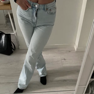 Weekday Jeans - Säljer dessa fina weekday jeansen, köpta här på plick men är i väldigt fint skick! Dem är i modellen voyage men tycker dem ser exakt likadana ut som rowe. Hör av er vid frågor eller fler bilder 🥰 frakten tillkommer😇