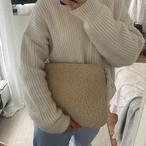 TEDDY DATORFODRAL - datorfodral i teddy material, onesize och passar alla bärbara datorer