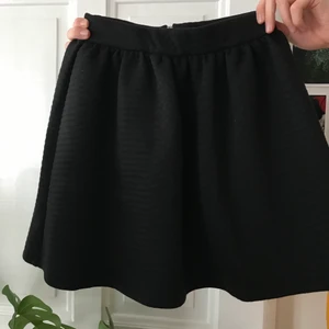 Kjol - Säljer världens sötaste kjol från soaked in luxury! Det är en kort, highwaisted, cirkelskuren kjol. Materialet är jättemjukt och har ett fint mönster. Storleken är xs, men passar mig som vanligtvis har s. Den är i bra skick och sparsamt använd. Skriv vid intresse✨☺️