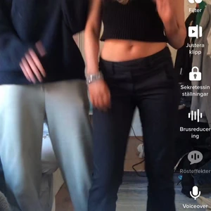 Lågmidjade kostymbyxor - ❗️lägger upp på nytt eftersom köparen drog sig ur❗️ säljer dessa skit snygga kostymbyxorna som är lågmidjade, sitter jätte bra! Dem är i storlek 34 men jag som vanligtvis har 36 passar så den funkar 34-36🥰 dem är från esprit! Kan både mötas upp och frakta ❤️❤️ man kan sprätta upp dom längst ner så dom blir längre! 