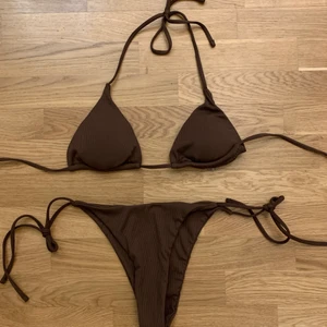 Brun bikini - Jättefin bikini ifrån Shein i Strl L men väldigt liten så passar M eller större S. Helt oanvänd och nyköpt. Jätteskönt material. 