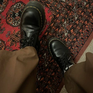 SUPERSNYGGA doc martens 1461 quad!!!! - Säljer dessa asballa skor för att de tyvärr är för stora för mig! Köptes för 2000kr och de har använts några gånger men det är inget som syns särskilt mycket på dem. Kan skickas med lådan de kom i!! Frakt tillkommer! ❤️