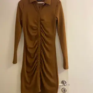 Knälång brun klänning med knappar