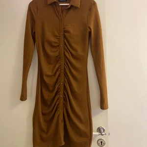 Brun klänning - Knälång brun klänning med knappar