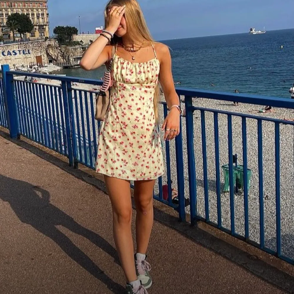 (Lånad bild hittad på Pinterest) skriv för egna bilder!   Superfin klänning som tyvärr är lite för kort på mig som är 172cm💛🤍. Klänningar.