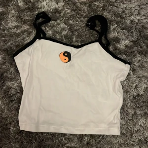 Minilinne  - Gulligt vitt minilinne med tryck köpt från hm förra året. Det har även justerbara band! Använd några få gånger.