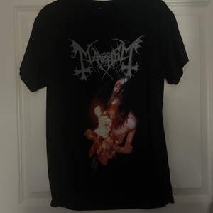 mayhem t-shirt med tryck där bak, har köpt den på shock för 300.