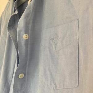 Ljusblå skjorta från GANT i Strlk 40. I Sparsamt användt skick. 👔