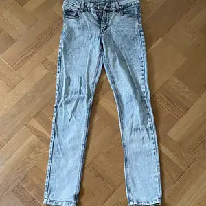 Stentvättade jeans från Cheap Monday. Storlek 28/32