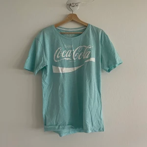 Turkos Coca-Cola tröja L - Coca-Cola merch turkos storlek L