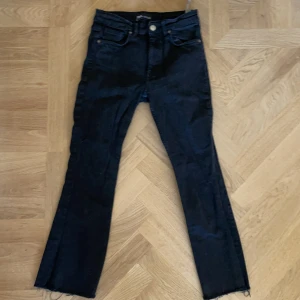 Svarta jeans  - Lite kortare i modellen i benen.  Fint skick