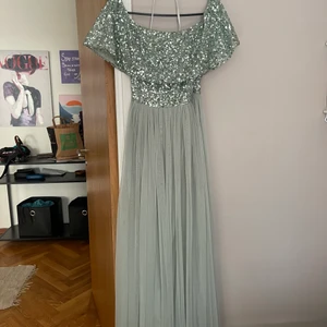 Balklänning - En jättefin balklänning! Använd endast en gång! Den är i mintgrön ungefär, med jätte fina paljetter!!! Jag är 162 och den är lite för lång för mig om jag inte har klackar