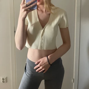 Topp - Säljer denna söta topp/kofta från zara gamla kollektion. Skulle säga att den är krämvit/ väldigt ljus gul. Aldrig använd☺️ storlek S