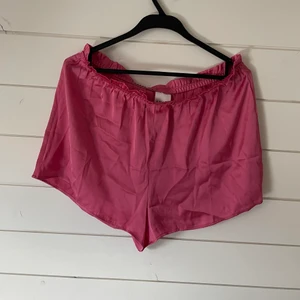 Pyjamasshorts - Helt oanvända från HM i storlek M, silkigt material 