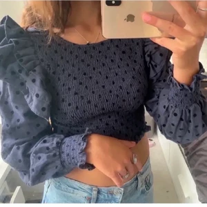 Zara topp - Säljer denna super fina prickiga zara toppen. Den finns inte att köpa längre. Storlek S 💕 super bra skick! 💕