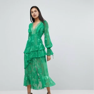 Dark Pink klänning - Fantastisk grön klänning från Dark Pink, den är aldrig använd då jag tyvärr ej haft tillfälle att använda den. Nypris ca 1100kr. 