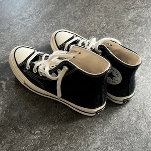 Svarta Converse  - Säljer mina superfina svarta converse i superfint skick. Använda endast 1 gång. 