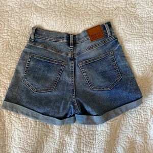 weekday shorts - nästan helt nya från weekday