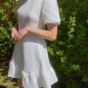 Studentklänning - FINASTE klänningen perfekt nu till studenten och avslutningar!! Köpt från Vila för ca 2 månader sen, helt oanvänd med lappen kvar! Tiden för att lämna tbx gick ut så säljer här istället <3 buda från 350 eller köp direkt för 600 ink frakt💓💓 HELT SLUTSÅLD hos Vila