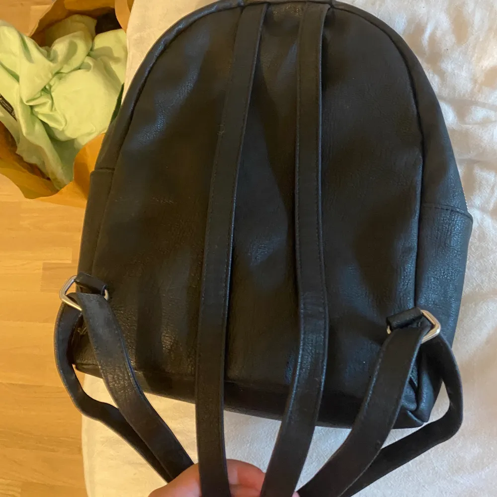 Jättesöt liten ryggsäck som passar till alla tillfällen. Har tyvärr inte kommit till användning så mycket sen jag köpte den vilket var typ 2-3 år sen. . Väskor.