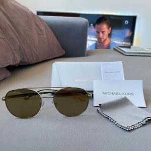 Michael kors  - Snygga äkta Michael kors solglasögon, har bara legat och dammat så därav säljer jag dem. Nypris 2700:- men jag säljer dem för endast 499:- Passa på om du vill ha ett par schyssta solglasögon till sommaren! 🕶💓