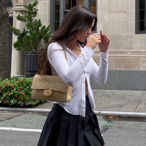 Tröja med knappar - Säljer denna jätte fina tröja då den är för liten för mig när jag beställde den, alltså aldrig använd. Köpt för 309 kr från ASOS.