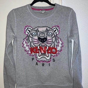 Kenzo tiger sweatshirt  - Grå kenzotröja med tiger, köpt för ca 2200kr på NK i Stockholm, använd men inga defekter. Har inget kvitto därför lågt pris. Storlek M men passar S 