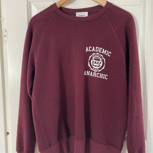 DondUp reverse sweatshirt - Riktigt go Dondup tröja, den är ”inåtut vänd”. Passar mig ej längre. En liten fläck på höger axel men annars perfekt så vitt jag kan se! Köpt ny för 1000-1200