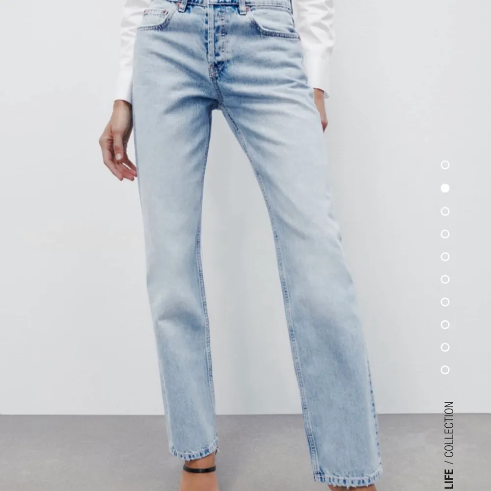 Mid Rise jeans från zara, ljusblå, då dem är i lite större storlek sitter dem snyggt lågmidjat 💓💓 köp direkt för 300kr 💓💓. Jeans & Byxor.