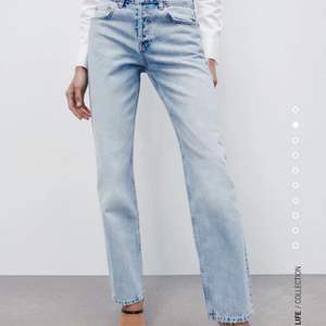 Mid Rise jeans från zara, ljusblå, då dem är i lite större storlek sitter dem snyggt lågmidjat 💓💓 köp direkt för 300kr 💓💓