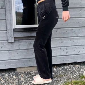 Juicy Couture byxor 🖤 - Säljer mina älskade svarta Juicy Couture byxor med stenar. I superbra skick, inga skavanker och stenarna sitter som dom ska. Använda fåtal gånger, skickar även med den lilla broschyren från J.C till den som köper 🤍 Hör av dig vid frågor/för fler bilder! 🖤 