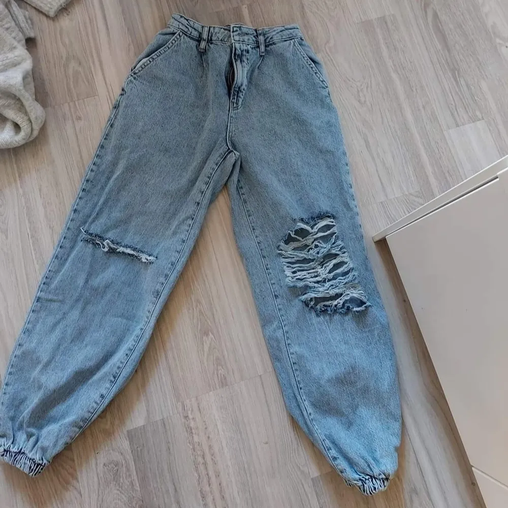 Helt nya baggy jeans med prislappen kvar.  Storleken är xs petite .  Köpte fårn boohoo. Jeans & Byxor.