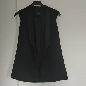 Väst Topshop storlek 36  - Väst i tuxedo stil med glansig detalj. Passar storlek xs-m.