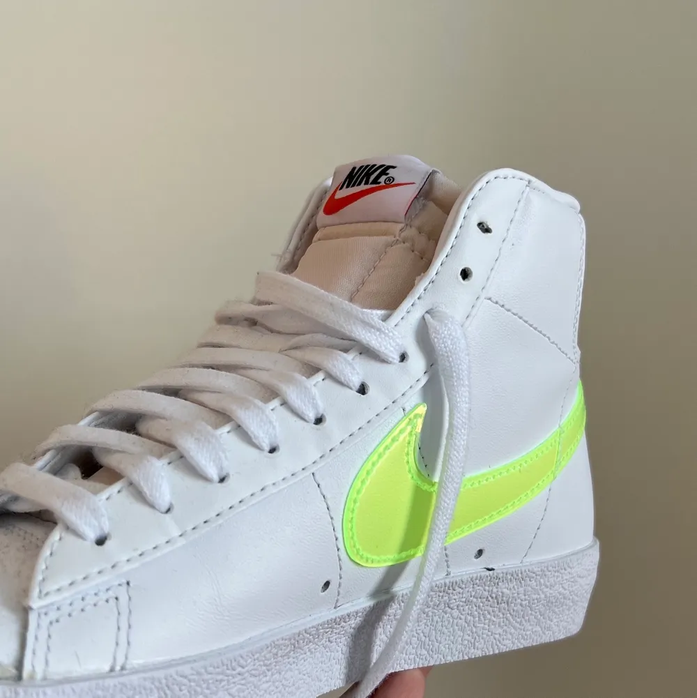 Såå coola sneakers från Nike med ett neongult nike märke. HELT oanvända!! Köpta för 1149kr.Tyvärr för små för mig så hoppas någon annan kan få bra användning för de🥲💖. Skor.