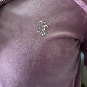 Juicy couture st M - Säljer nu min juicy tröja pga att den inte kom till användning nästan helt ny. Färg ”lila”