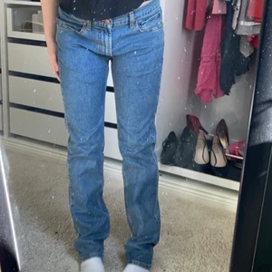 Lågmidjade jeans - Säljer dessa snygga lågmidjade jeans!! Använda endast en gång, som nya!! (Strl 31/32, passar XS, S, M). Skriv för fler bilder 🙌🏽❣️ köparen står för frakt 