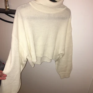 Beige/vit hm tröja  - Tunnare ”stickad” croppad tröja från hm, strl M, använd ca 2 ggr 