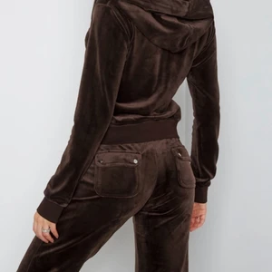 Brunt juicy set  - Storlek M, skulle säga att trjönan är som s, som ny använd fåtal gånger då byxorna är lite stora på mig 