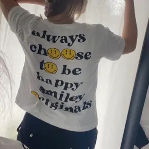 Säljer denna snygga tshirt från zara!! Jättefint skick, som ny. Köparen står för frakt 