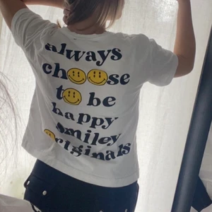 Zara topp - Säljer denna snygga tshirt från zara!! Jättefint skick, som ny. Köparen står för frakt 