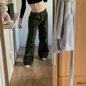 Millitärbyxor - (säljs billigt då mamma rensade sin garderob från 90-talet o annars skulle de slängas) 100kr o gratis frakt! Sköna men för stora för mig! Frågor eller mer bilder på dm! (postbevis går att få)