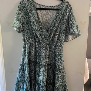 Sommarklänning från SHEIN  - Oanvänd fin klänning! Jag väljer att sälja denna klänning då den är för stor på mig! Köparen står för frakt😊