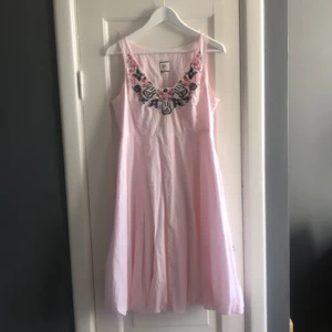 Klänning - Använt 3 gånger, lite balong stil längst ner.